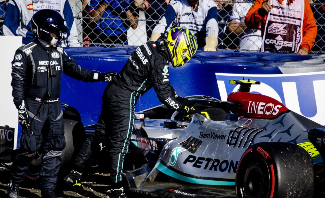 Lewis Hamilton crashes his Mercedes W13 during qualifying, putting steering wheel back on. Austria July 2022