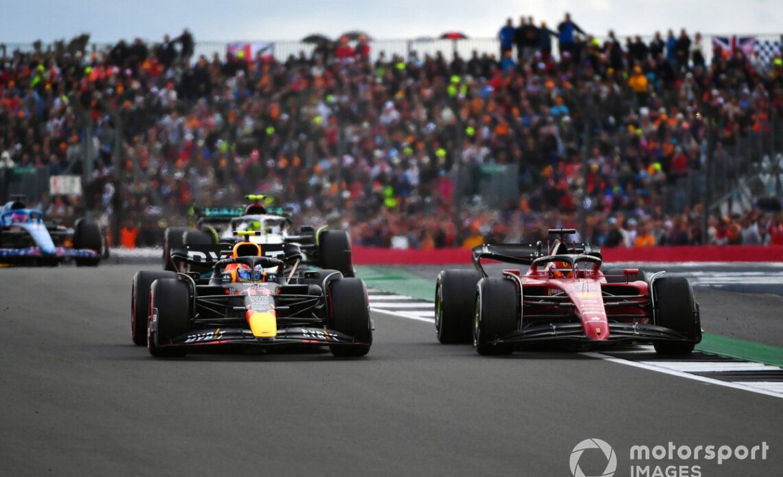 Sergio Perez, Red Bull Racing RB18, battles with Charles Leclerc, Ferrari F1-75