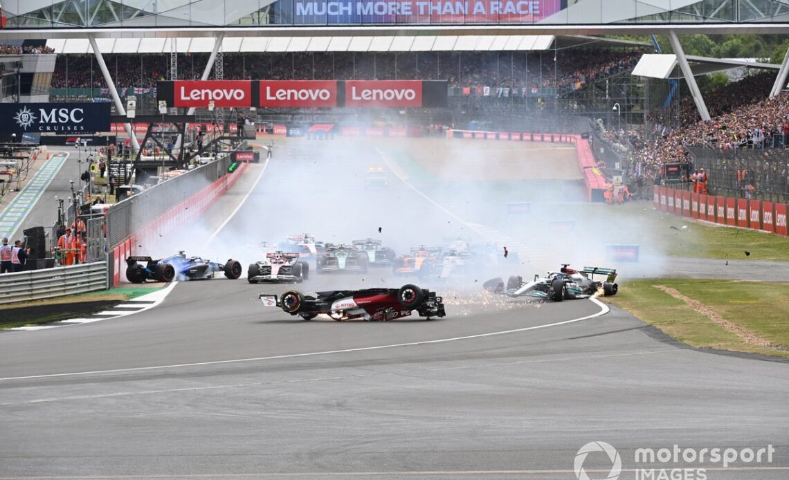 The race gets under way and a huge crash unfolds involving George Russell, Mercedes W13, Zhou Guanyu, Alfa Romeo C42, Alex Albon, Williams FW44, Esteban Ocon, Alpine A522, Yuki Tsunoda, AlphaTauri AT03