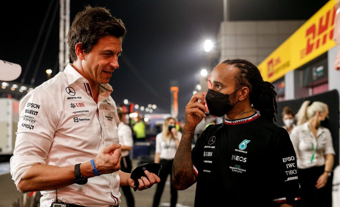 Toto Wolff and Lewis Hamilton, Mercedes, talking in Qatar. November 2021.