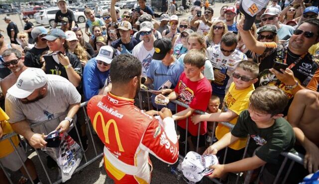 Bubba Wallace signs autographs - credit GETTY IMAGES