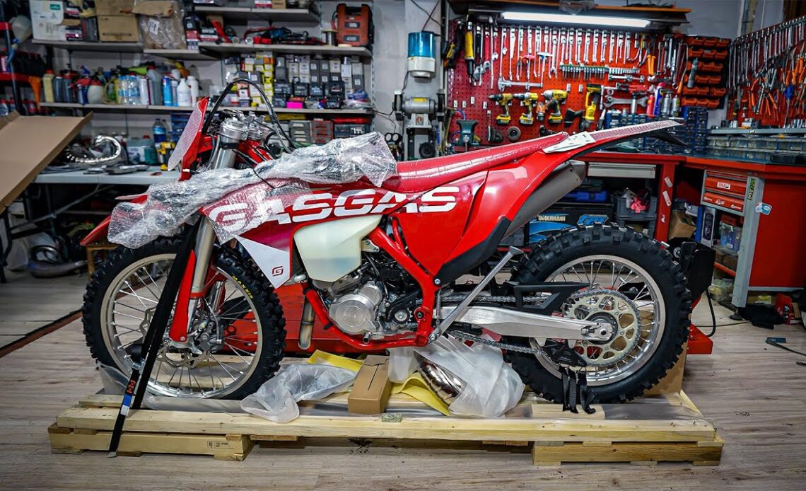 2023 GasGas EC 250 Unboxing & Test Ride in ErzbergRodeo