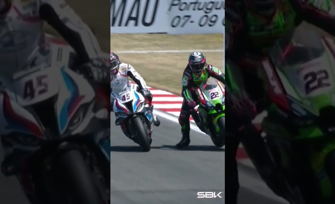 A glorious fight for the podium at Donington, as Redding & Lowes went head to head 🤩 ⚔️ #WorldSBK