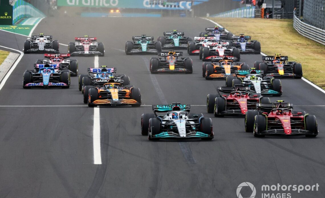 George Russell, Mercedes W13, Carlos Sainz, Ferrari F1-75, Charles Leclerc, Ferrari F1-75, Lando Norris, McLaren MCL36, Lewis Hamilton, Mercedes W13, the rest of the field at the start