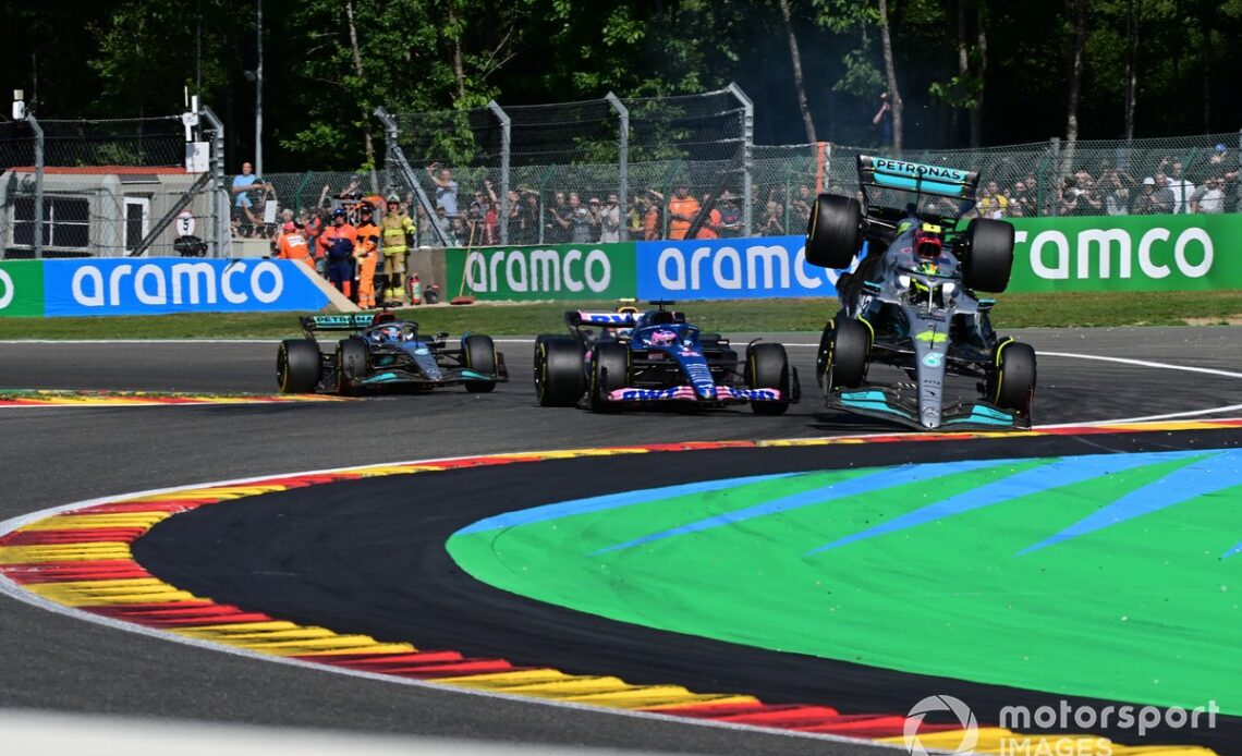 Fernando Alonso, Alpine A522, Lewis Hamilton, Mercedes W13, make contact on the opening lap