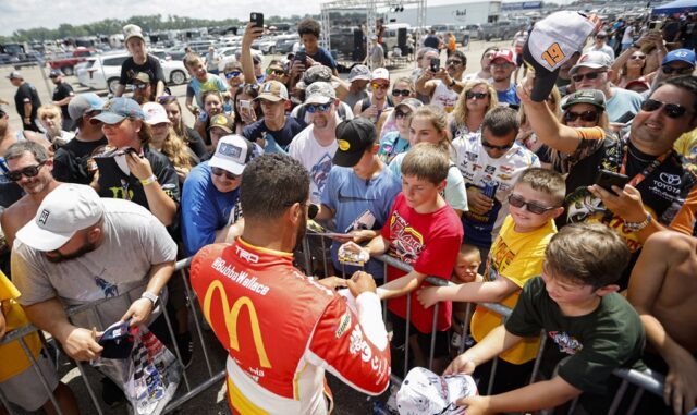 Bubba Wallace signs autographs - credit GETTY IMAGES