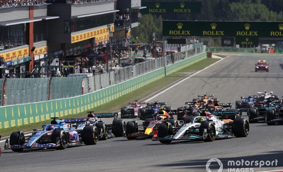 Fernando Alonso, Alpine A522, Lewis Hamilton, Mercedes W13, Sergio Perez, Red Bull Racing RB18, George Russell, Mercedes W13, the remainder of the field at the start