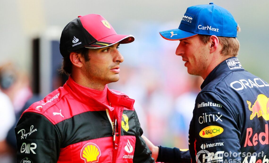 Carlos Sainz, Ferrari, Max Verstappen, Red Bull Racing, in Parc Ferme