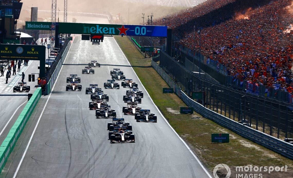 Max Verstappen, Red Bull Racing RB16B, Lewis Hamilton, Mercedes W12, Valtteri Bottas, Mercedes W12, Pierre Gasly, AlphaTauri AT02, Charles Leclerc, Ferrari SF21, and the rest o f the field at the start