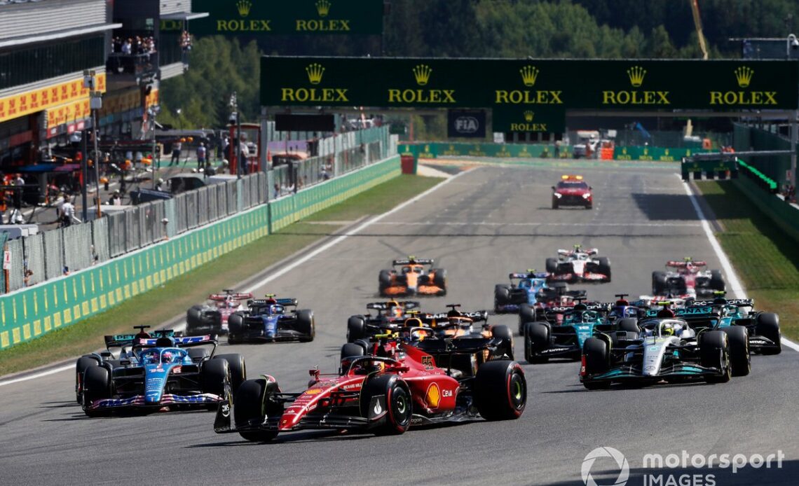 Carlos Sainz, Ferrari F1-75, Max Verstappen, Red Bull Racing RB18, Lewis Hamilton, Mercedes W13, Fernando Alonso, Alpine A522, George Russell, Mercedes W13, the rest of the field at the start