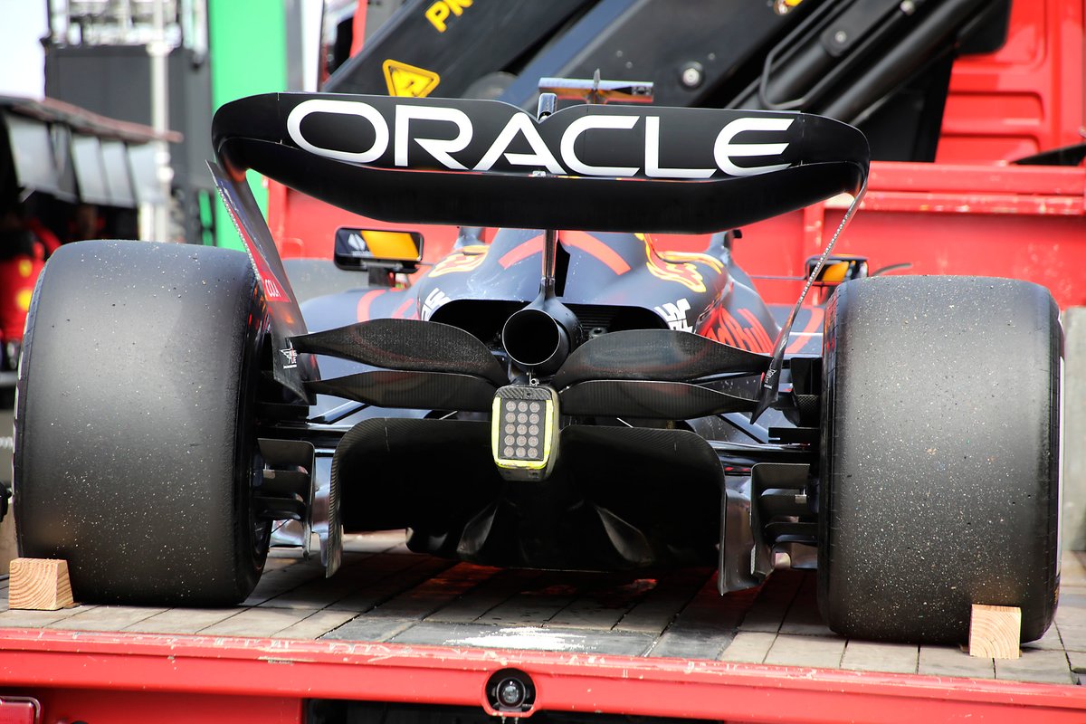 Max Verstappen, Red Bull Racing RB18 rear
