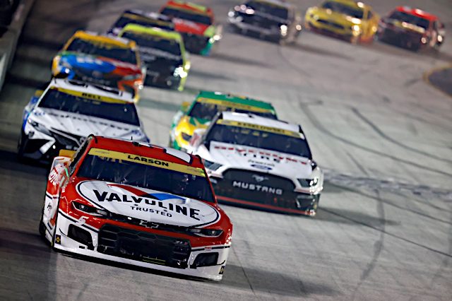 Kyle Larson leads the pack in the 2021 Bristol night race. (Photo: NKP)