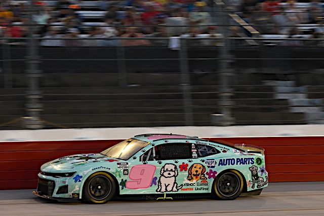 Chase Elliott races at Darlington in the Southern 500. (Photo: NKP)