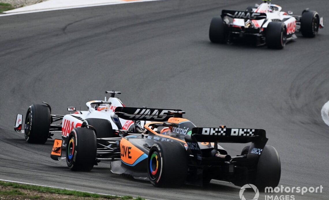 Kevin Magnussen, Haas VF-22, Daniel Ricciardo, McLaren MCL36