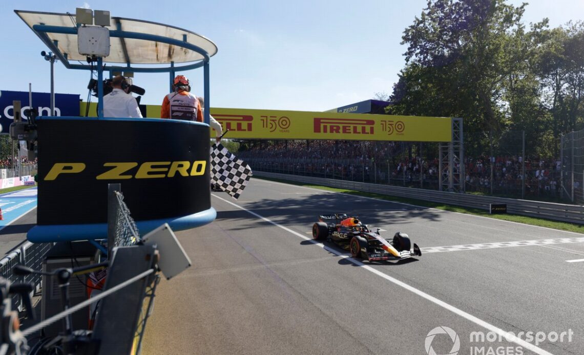 Max Verstappen, Red Bull Racing RB18, 1st position, takes the chequered flag