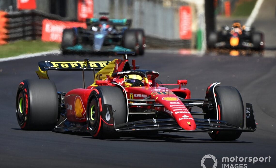 Charles Leclerc, Ferrari F1-75, George Russell, Mercedes W13