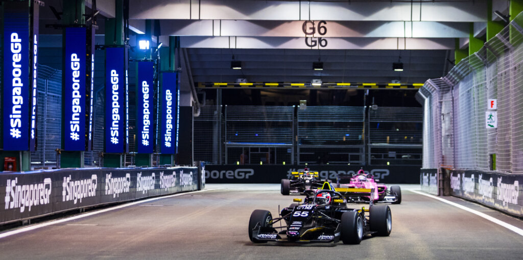 Jamie Chadwick off to a fast start under Singapore lights