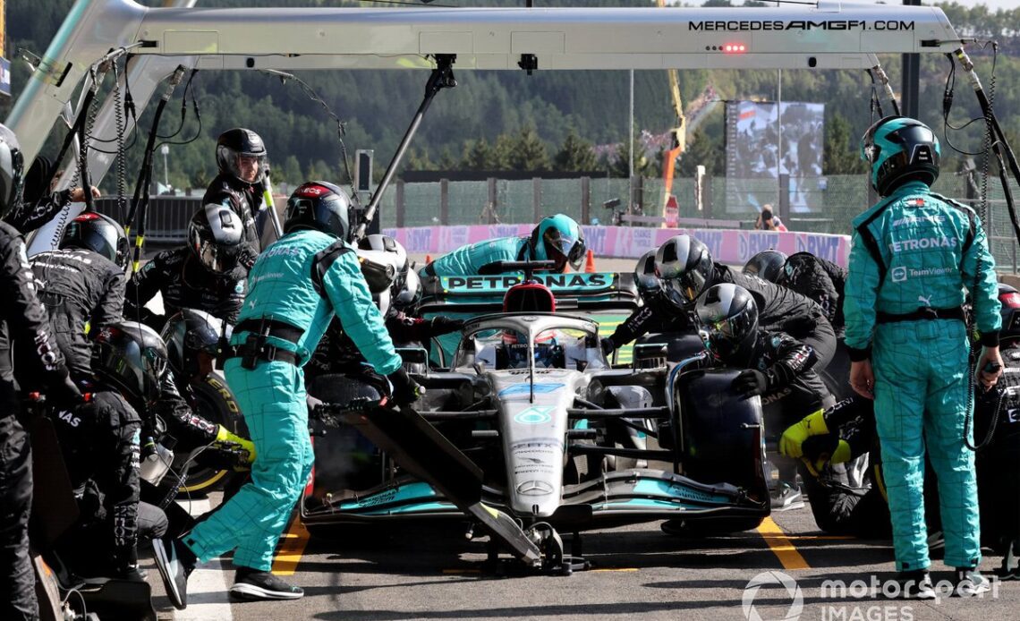 George Russell, Mercedes W13, makes a pit stop