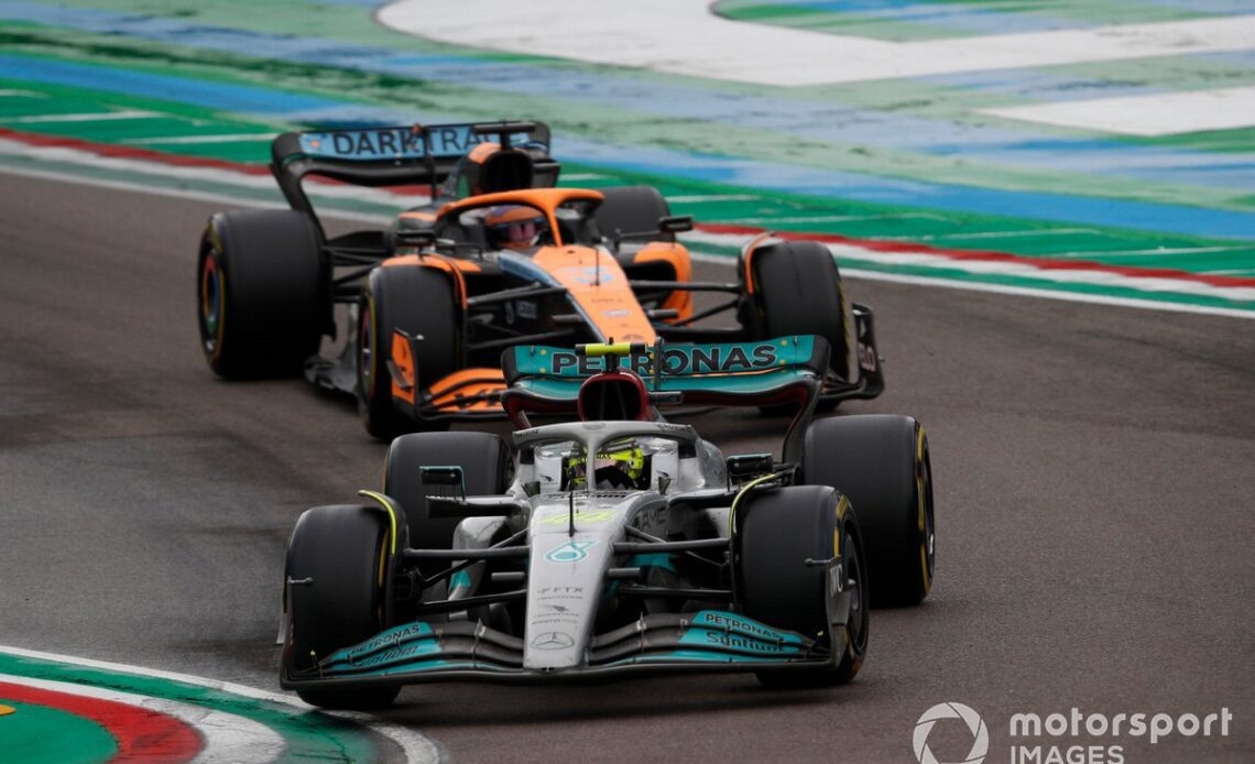 Lewis Hamilton, Mercedes W13, Daniel Ricciardo, McLaren MCL36