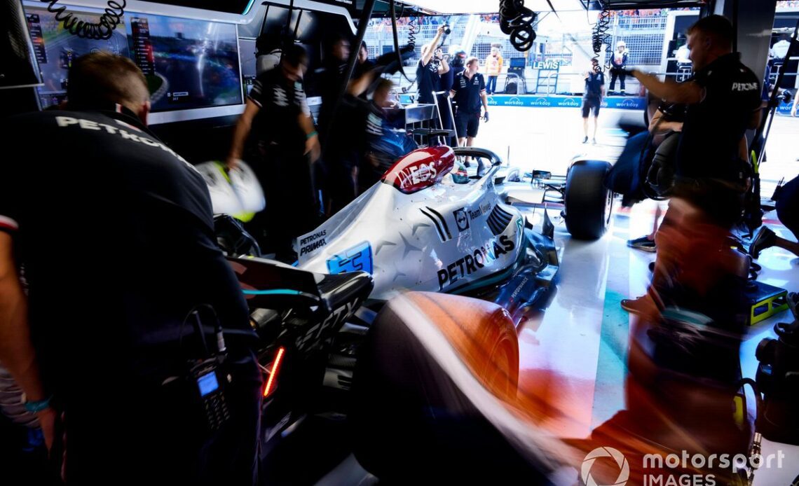 Mechanics in the garage with George Russell, Mercedes W13