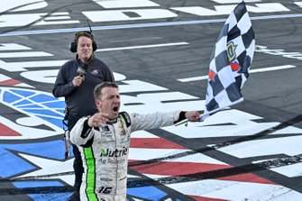 Race winner AJ Allmendinger, Kaulig Racing, Chevrolet Camaro