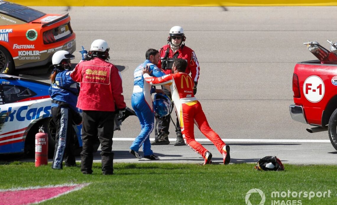 Kyle Larson, Hendrick Motorsports, Chevrolet Camaro, Bubba Wallace, 23XI Racing, Toyota Camry, fight