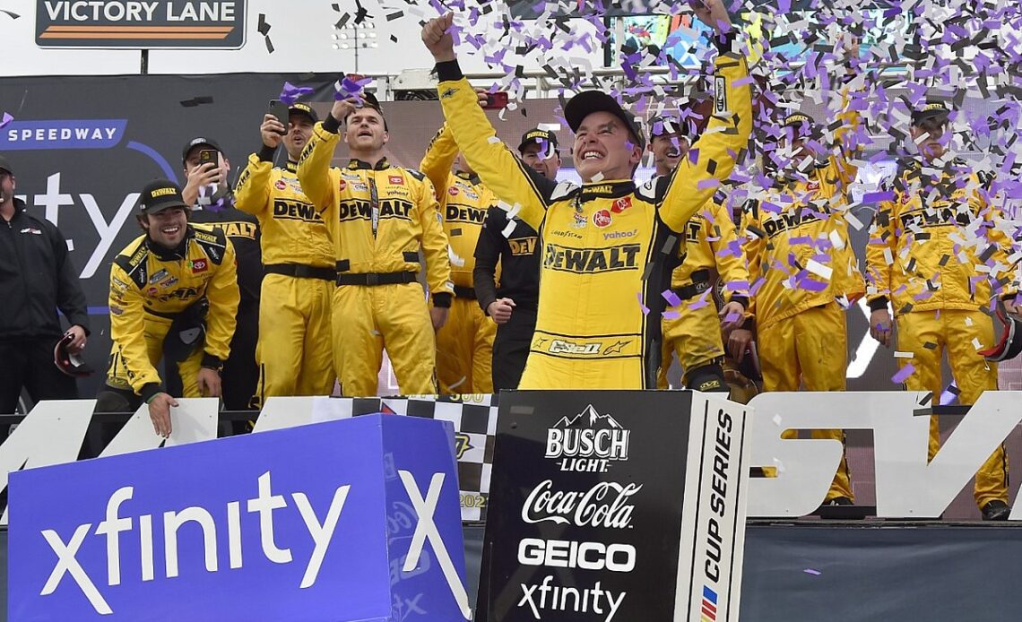 Bell takes clutch Martinsville win to advance to Cup title race