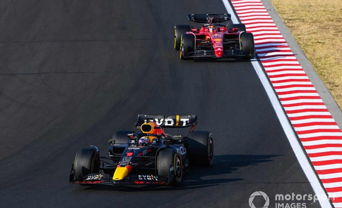 Max Verstappen, Red Bull Racing RB18, Charles Leclerc, Ferrari F1-75