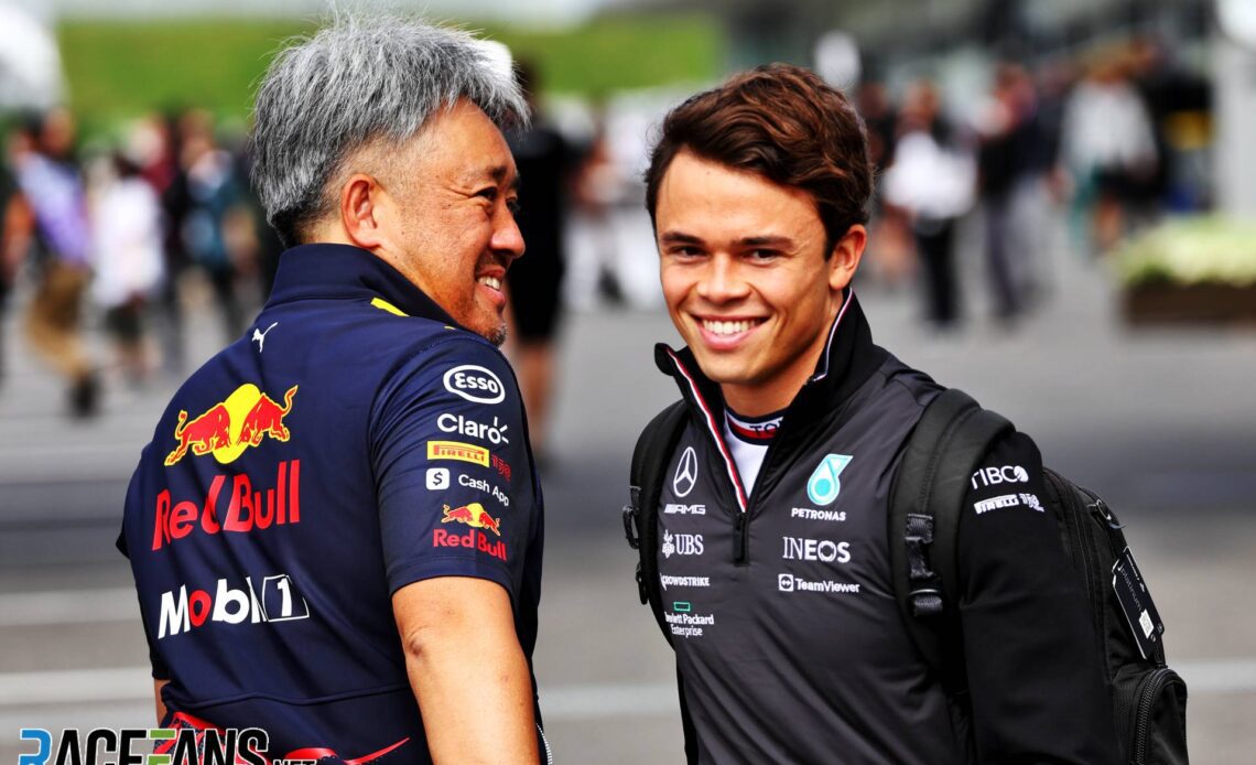 (L to R): Masashi Yamamoto, Red Bull Racing Consultant; Nyck de Vries, Mercedes Test and Reserve Driver; Suzuka, 2022