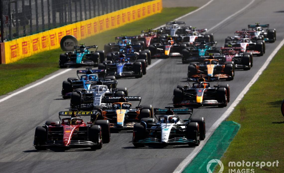 Charles Leclerc, Ferrari F1-75, George Russell, Mercedes W13, Daniel Ricciardo, McLaren MCL36, Pierre Gasly, AlphaTauri AT03, Max Verstappen, Red Bull Racing RB18, the rest of the field at the start