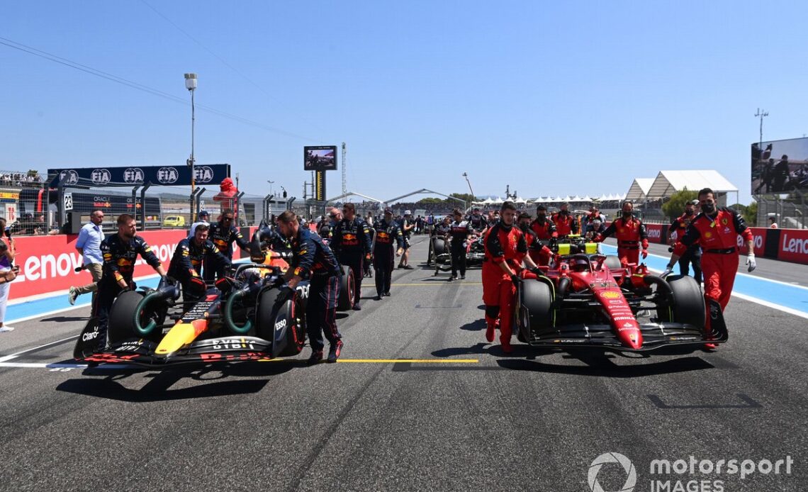 Max Verstappen, Red Bull Racing RB18, Charles Leclerc, Ferrari F1-75, arrive on the grid