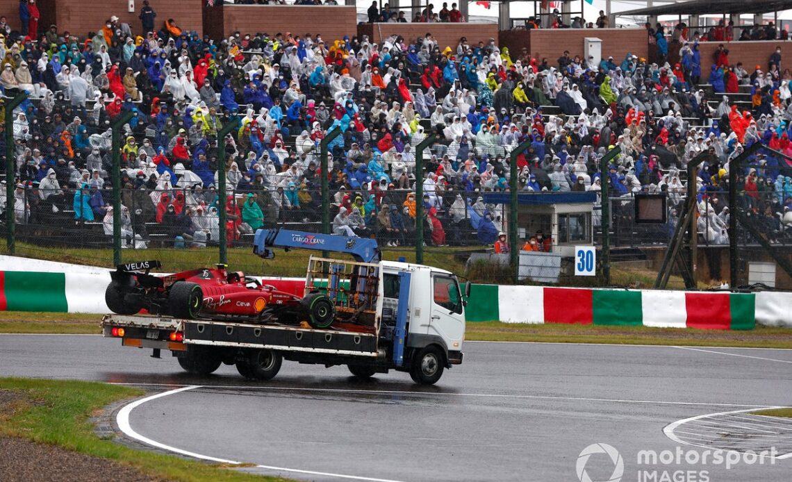 The car of Carlos Sainz, Ferrari F1-75, is recovered with a truck