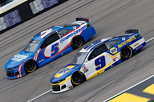 Kyle Larson and Chase Elliott compete in a NASCAR Cup Series race in Las Vegas. Photo: NKP