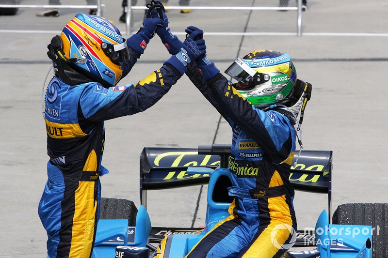 Fernando Alonso and Giancarlo Fisichella, Renault celebrate in Parc Ferme