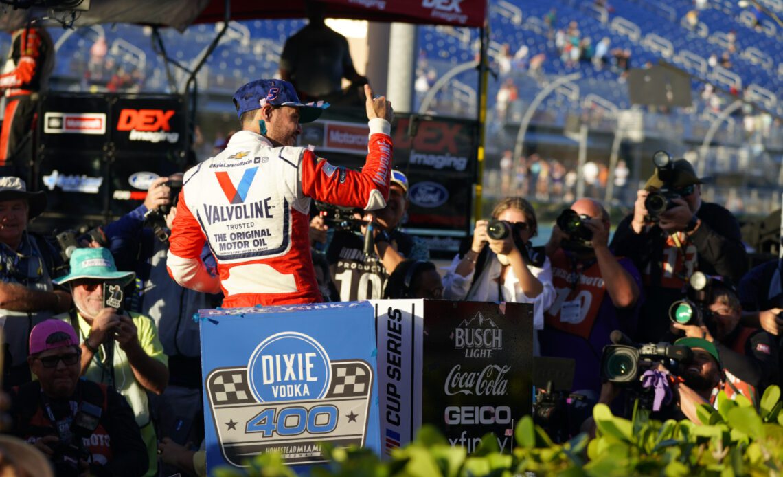 Kyle Larson Plays Playoff Spoiler, Wins at Homestead – Motorsports Tribune