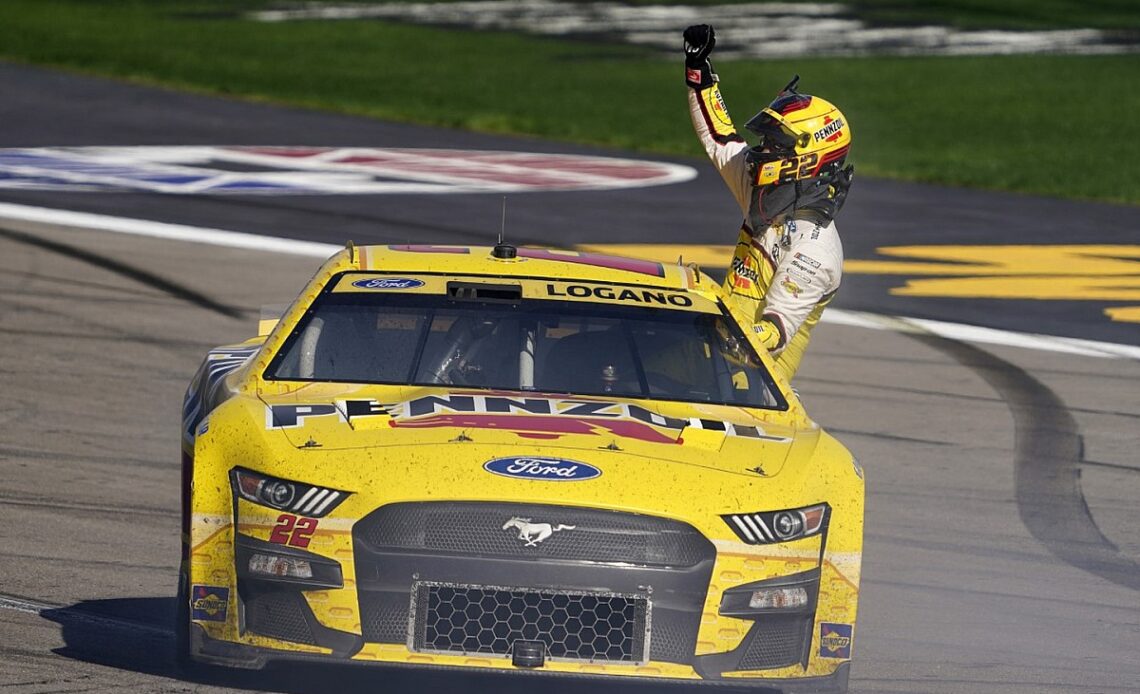Logano takes Vegas Cup win with late pass, advances to title race