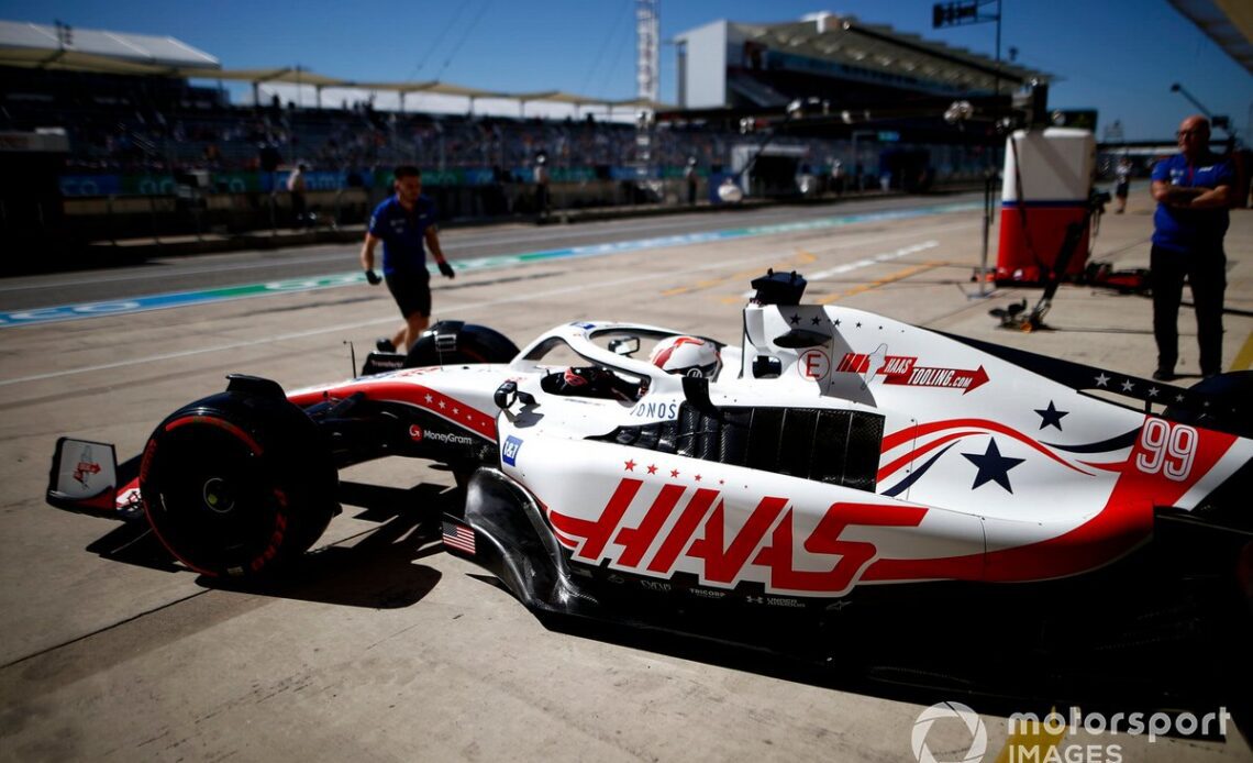 Antonio Giovinazzi, Haas VF-22, leaves the garage