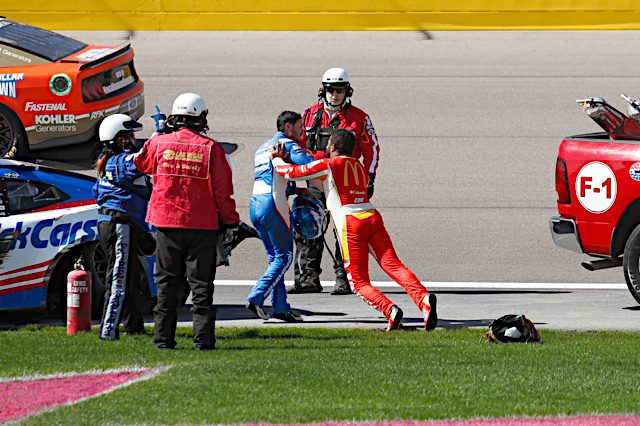 Kyle Larson and Bubba Wallace scuffle at Las Vegas Motor Speedway, October 2022. Photo: NKP