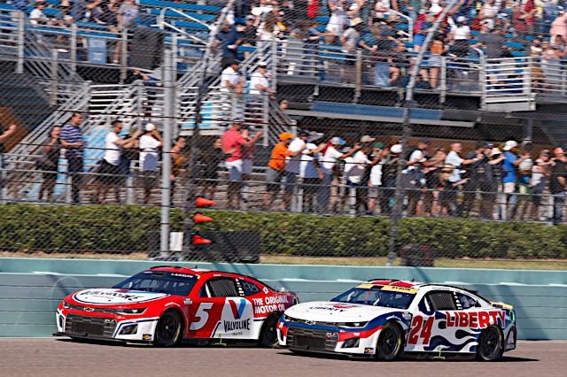Kyle Larson races with William Byron at Homestead-Miami Speedway, 2022. Photo: NKP