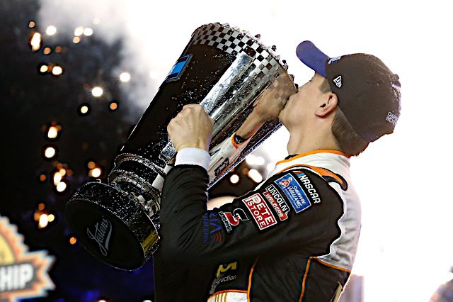 Zane Smith kisses the Camping World Truck Series championship trophy at Phoenix Raceway. (Photo: NKP)