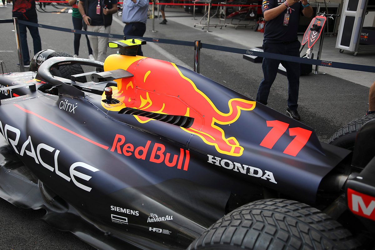 Red Bull Racing RB18 side
