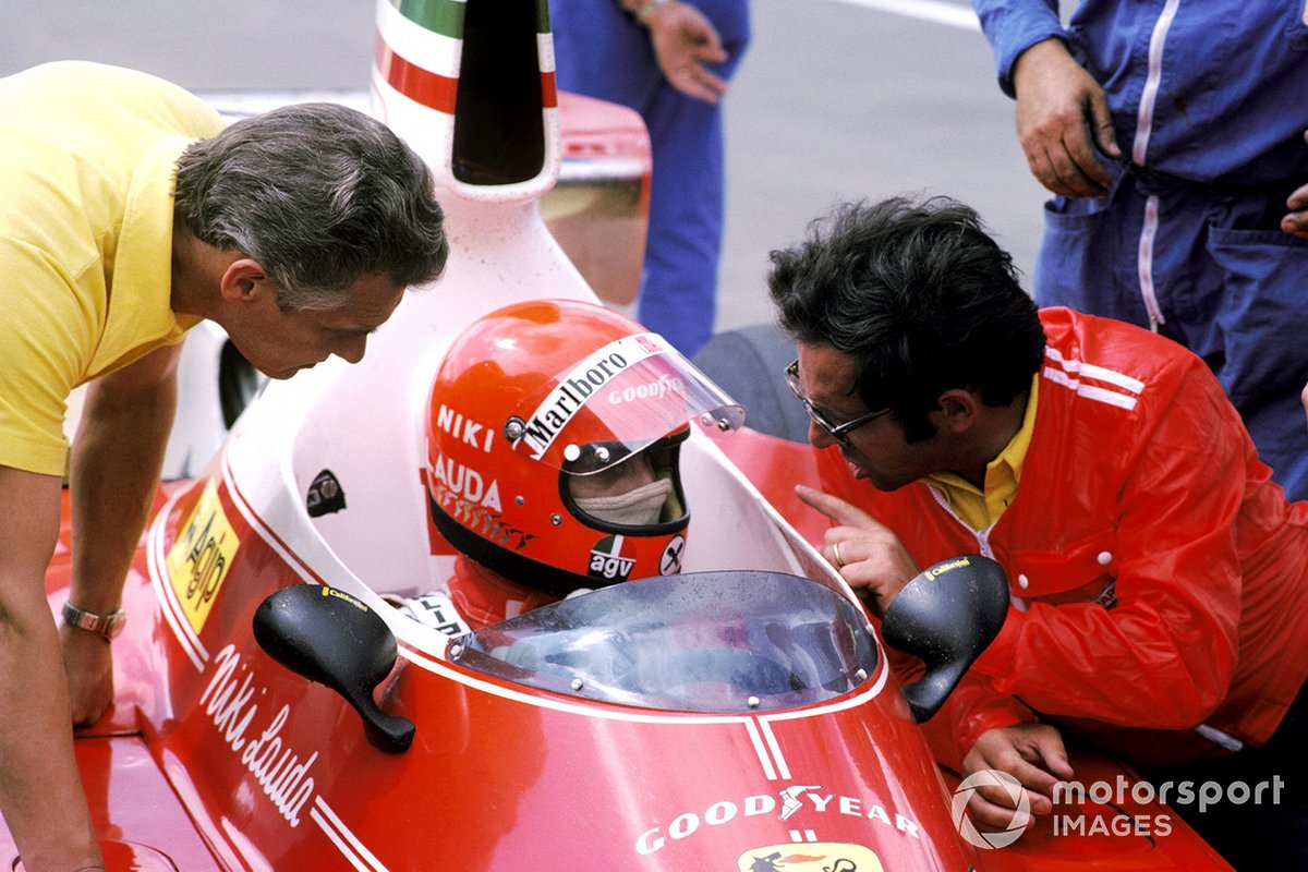 Mauro Forghieri consults Niki Lauda