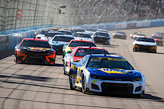 Chase Elliott leads a pack of NASCAR Cup Series cars at Phoenix Raceway, November 2022. Photo: NKP.