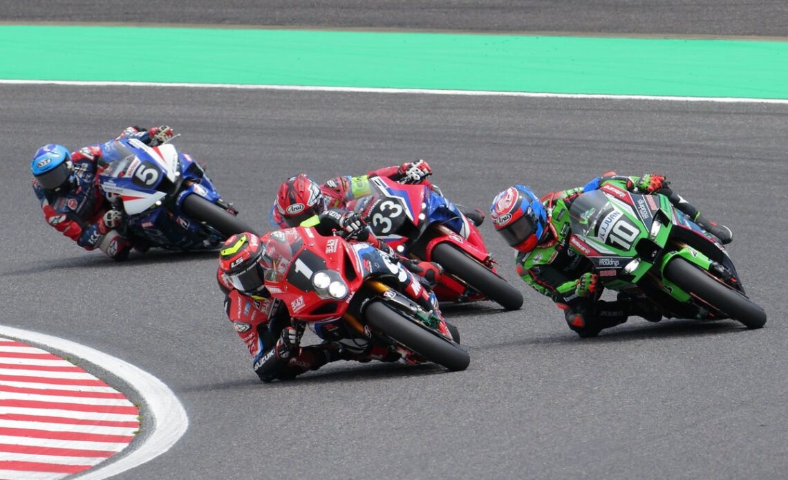 SERT rider Gregg Black (1) leads the early stages of the Suzuka 8 Hours ahead of factory rivals Kawasaki (10) and Honda (33)