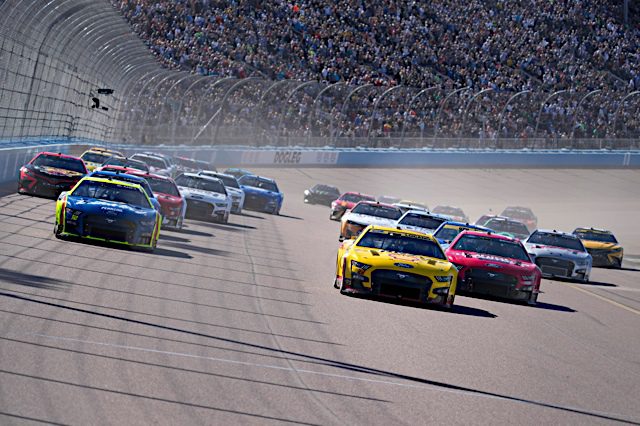 Cup Series pack racing at Phoenix, NKP