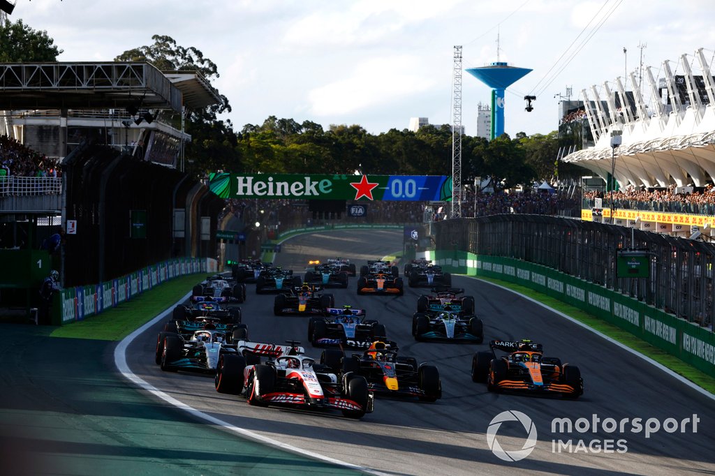 Kevin Magnussen, Haas VF-22, Max Verstappen, Red Bull Racing RB18, Lando Norris, McLaren MCL36, George Russell, Mercedes W13, Esteban Ocon, Alpine A522, the rest of the field at the start