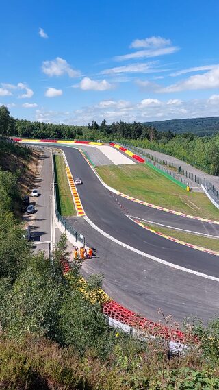 Here is another clip from the Spa 24 hrs 2022,this was after the night run so there was significantly less car than the start (I belive around 15 cars retired prior to the video)