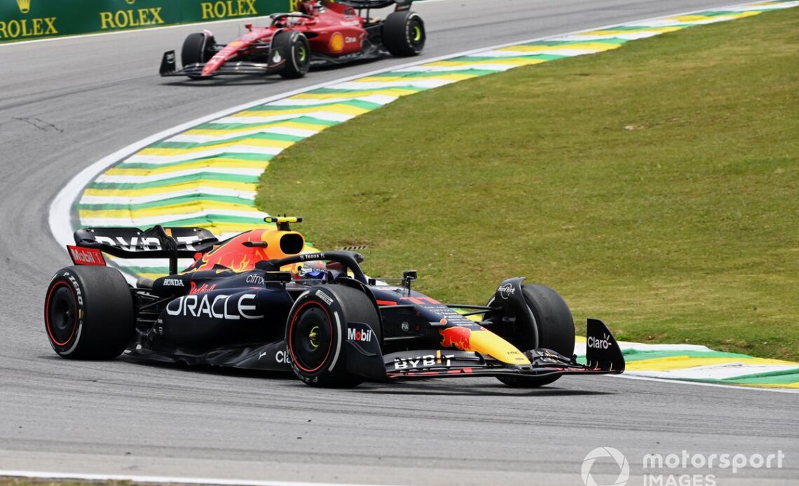 Sergio Perez, Red Bull Racing RB18, Charles Leclerc, Ferrari F1-75