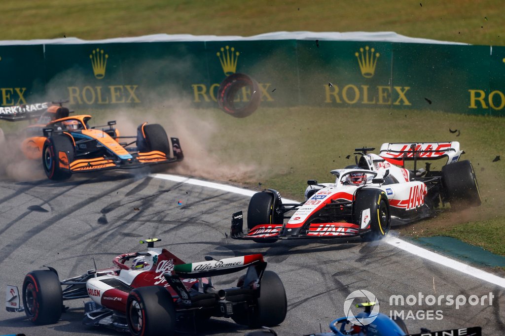 Daniel Ricciardo, McLaren MCL36, Kevin Magnussen, Haas VF-22, crash out