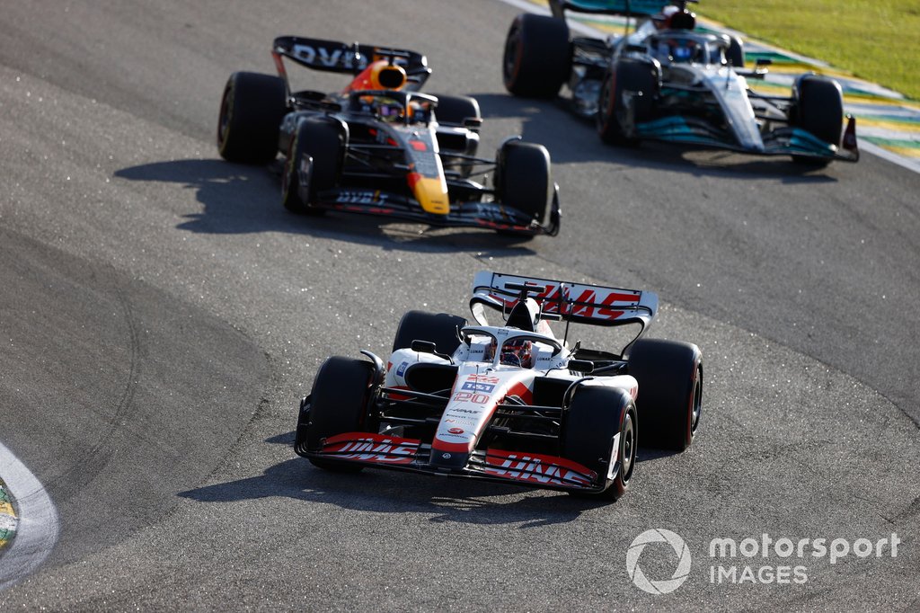 Kevin Magnussen, Haas VF-22, Max Verstappen, Red Bull Racing RB18, George Russell, Mercedes W13